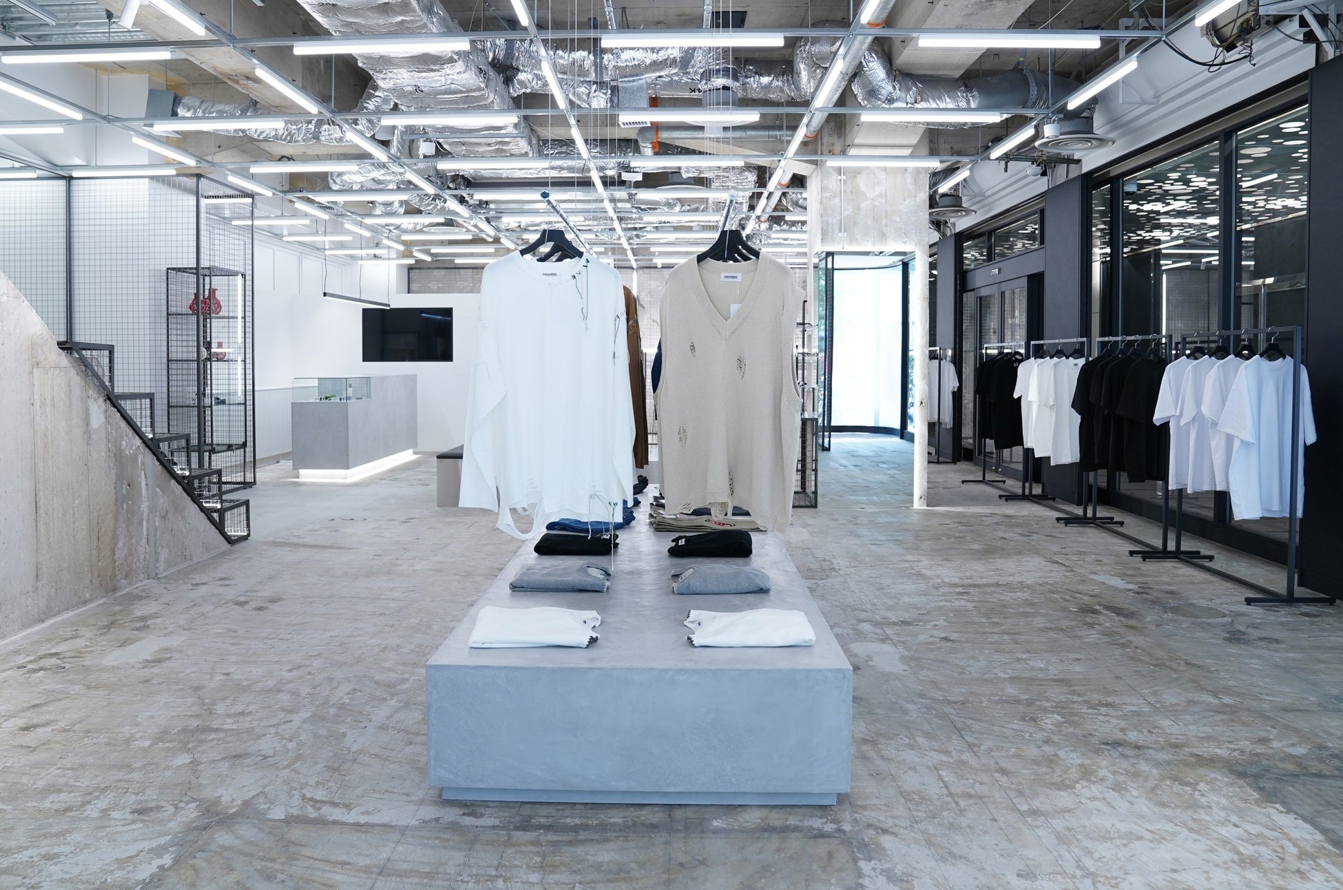 国内最大級スニーカー&トレカフリマ「スニダン」から、厳選した国内外のブランド公式アイテムをDropする「HYPE DROP」の実店舗が新宿にオープン!のサブ画像1