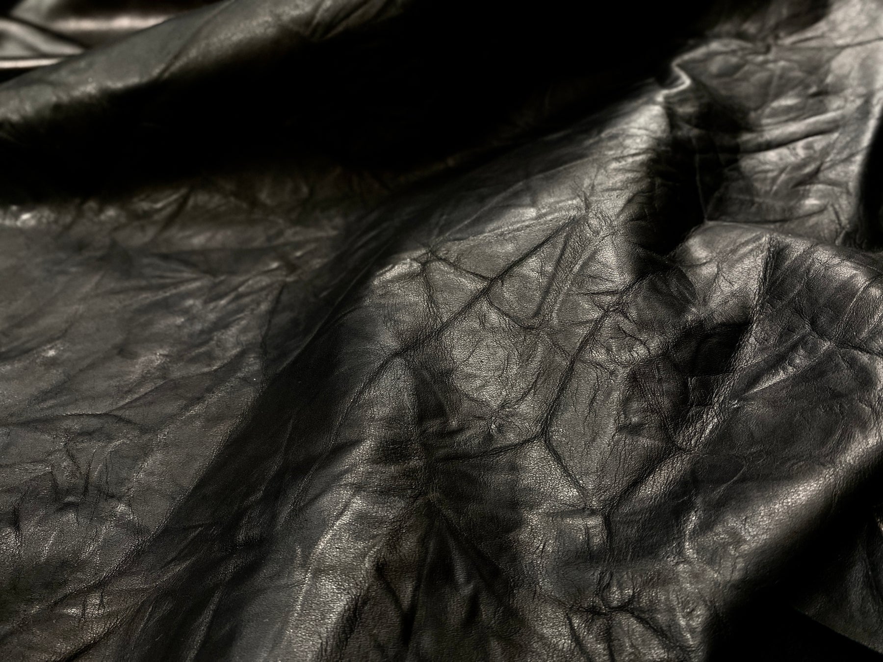 【青木被服×guernika】全てが1点物! デニム&レザーのコラボバッグ新作を数量限定で受注開始【コラボアイテム】のサブ画像6_コレクションにも用いられる皺加工を施した牛革