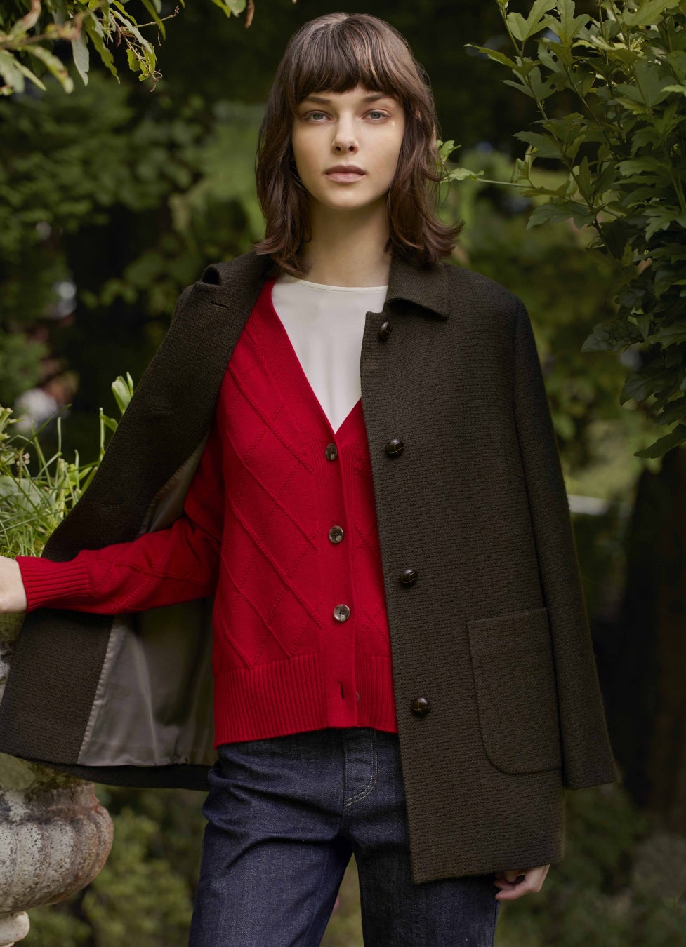 【KEITH】ブリティッシュトラディショナルブランドKEITH、新作ルックブック＜Autumn & Winter 2023＞を公開のサブ画像5_Coat ¥64,900 Kint ¥28,600 Blouse ¥23,100 Pants ¥26,400