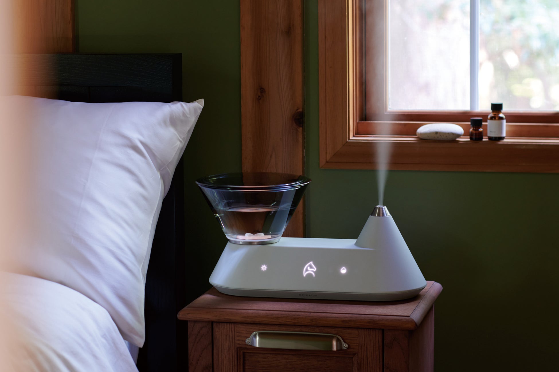 世界的デザイナーが手がけた家電に新色登場！【デザイン性・機能性・省エネ】を兼ね揃えた注目のスマート加湿器 Heal（ヒアル）の*ガラスタンクに落ち着いた色合いが特徴的な“グラデーションブラック”を追加のサブ画像4_＊寝室のベッドサイドに置いて、加湿をしながらアロマや間接照明としても使用して可能。お部屋の雰囲気を壊さない新色“グラデーションブラック”_Heal_NewColor_Bedroom