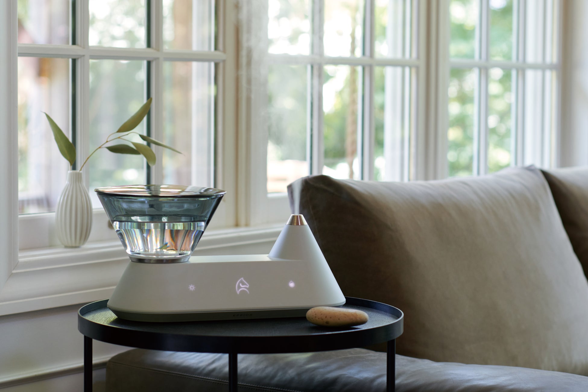 世界的デザイナーが手がけた家電に新色登場！【デザイン性・機能性・省エネ】を兼ね揃えた注目のスマート加湿器 Heal（ヒアル）の*ガラスタンクに落ち着いた色合いが特徴的な“グラデーションブラック”を追加のサブ画像5_＊新色グラデーションブラックを装着したスマート加湿器 Heal／部屋全体をシックでモダンな雰囲気に_Heal_NewColor_Living