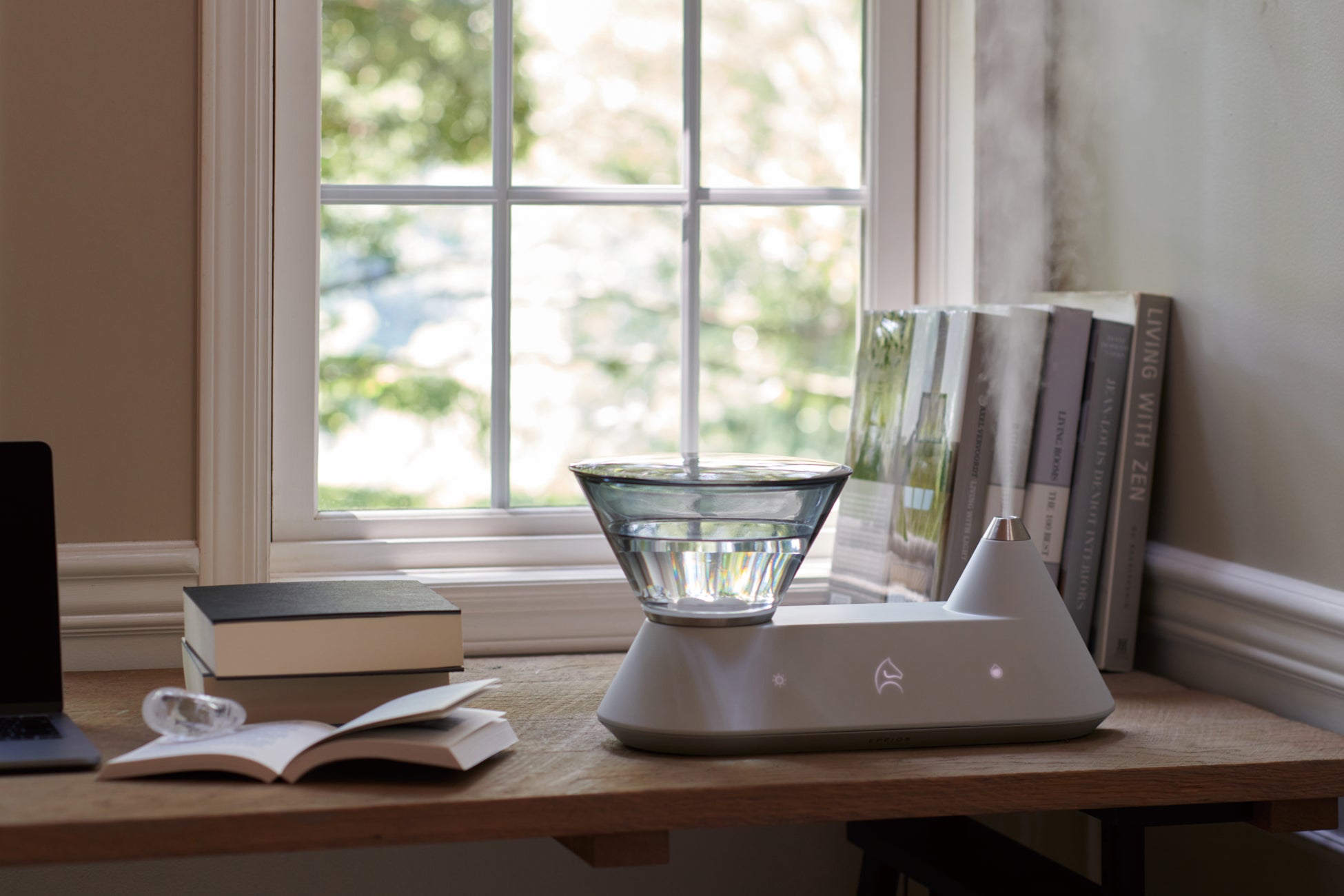 世界的デザイナーが手がけた家電に新色登場！【デザイン性・機能性・省エネ】を兼ね揃えた注目のスマート加湿器 Heal（ヒアル）の*ガラスタンクに落ち着いた色合いが特徴的な“グラデーションブラック”を追加のサブ画像6_＊新色グラデーションブラックを装着したスマート加湿器 Heal／オフィスなど落ち着いた雰囲気にも馴染む新色_Heal_NewColor_desk